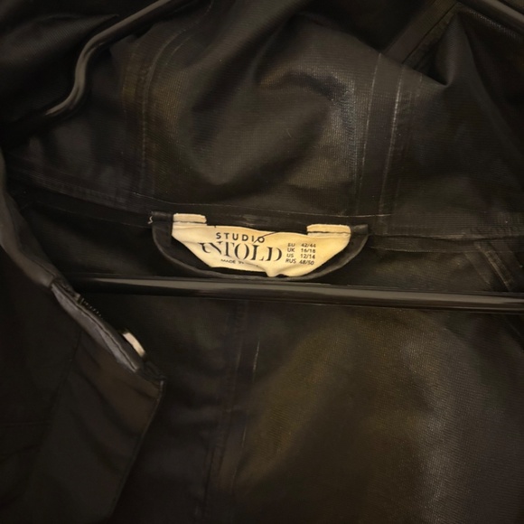 Black Rainproof Raincoat - Picture 4 of 4